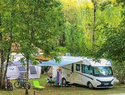 emplacement spacieux camping la Pélonie dordogne 4 étoiles
