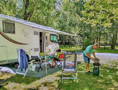 emplacement spacieux camping la Pélonie dordogne 4 étoiles