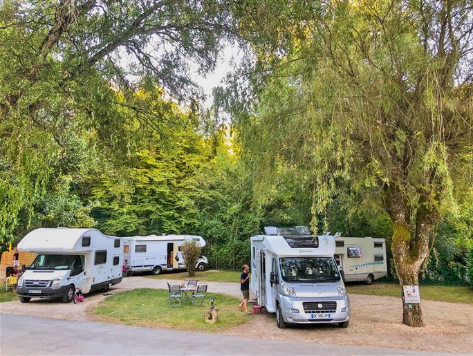 emplacement spécial camping car mi dur mi gazon camping la Pélonie Dordogne