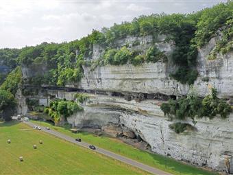 la roque st christophe et les les Eysies  proche Camping La Pelonie - Camping Dordogne