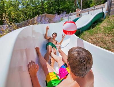 camping dordogne espace aquatique avec piscine couverte, chauffée et toboggans aquatiques - Camping La Pelonie