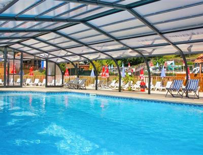 camping dordogne espace aquatique avec piscine couverte, chauffée et toboggans aquatiques - Camping La Pelonie