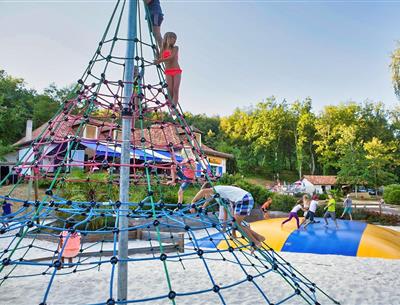 Camping dordogne, Pyramide de corde - Aire de jeux du Camping de la Pélonie Dordogne
