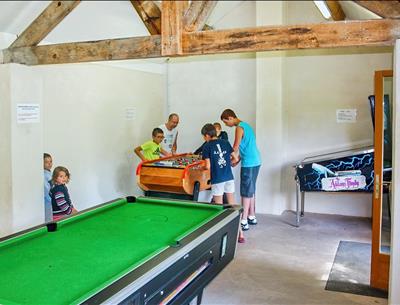 Salle de jeux - Camping La Pélonie entre Angouleme et Montauban